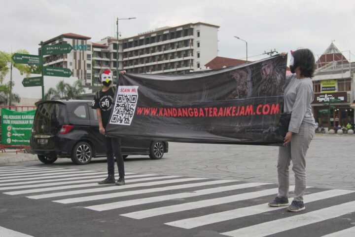 PELUNCURAN KAMPANYE “INDONESIA BEBAS KANDANG”, AKTIVIS ANIMAL FRIENDS JOGJA TURUN KE JALAN Penyadartahuan Tentang Kekejaman Sistem Kandang Baterai