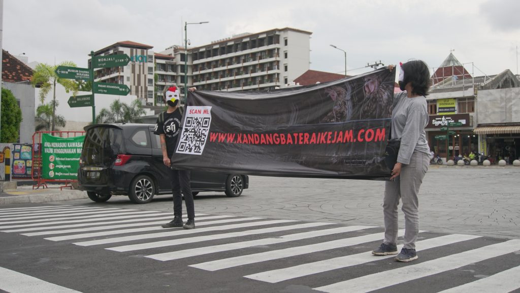 PELUNCURAN KAMPANYE “INDONESIA BEBAS KANDANG”, AKTIVIS ANIMAL FRIENDS JOGJA TURUN KE JALAN Penyadartahuan Tentang Kekejaman Sistem Kandang Baterai