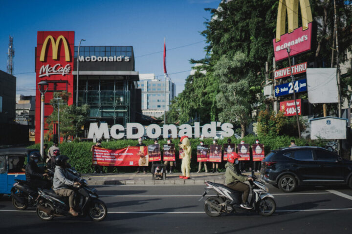 Aktivis Menggelar Aksi di Asia, Mengecam Penggunaan Telur dari Kandang Baterai oleh McDonald’s