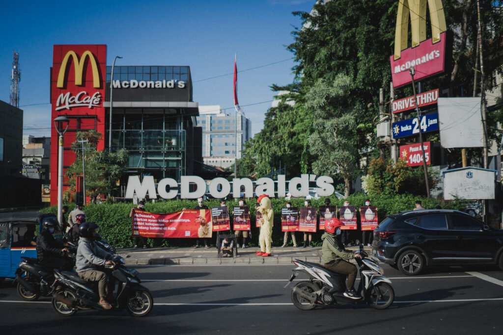 Aktivis Menggelar Aksi di Asia, Mengecam Penggunaan Telur dari Kandang Baterai oleh McDonald’s