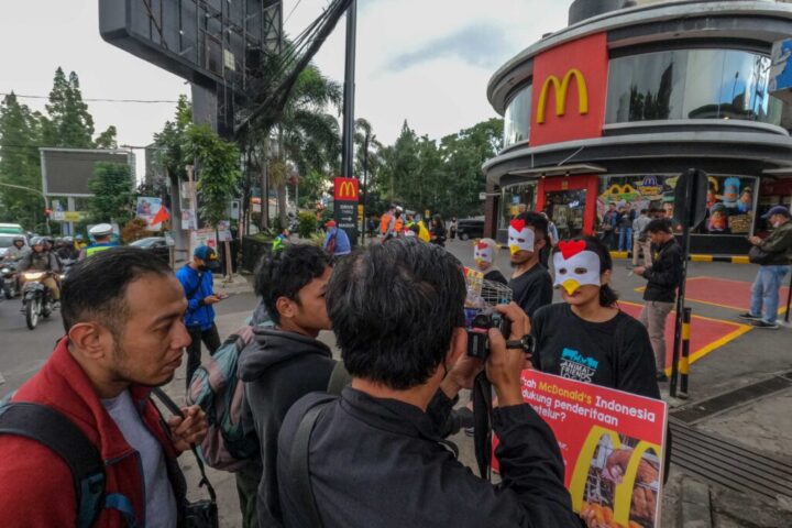 Rangkaian Aksi Lima Kota: Animal Friends Jogja Gelar Aksi di Bandung, Desak McDonald’s Segera Rilis Komitmen Bebas Sangkar