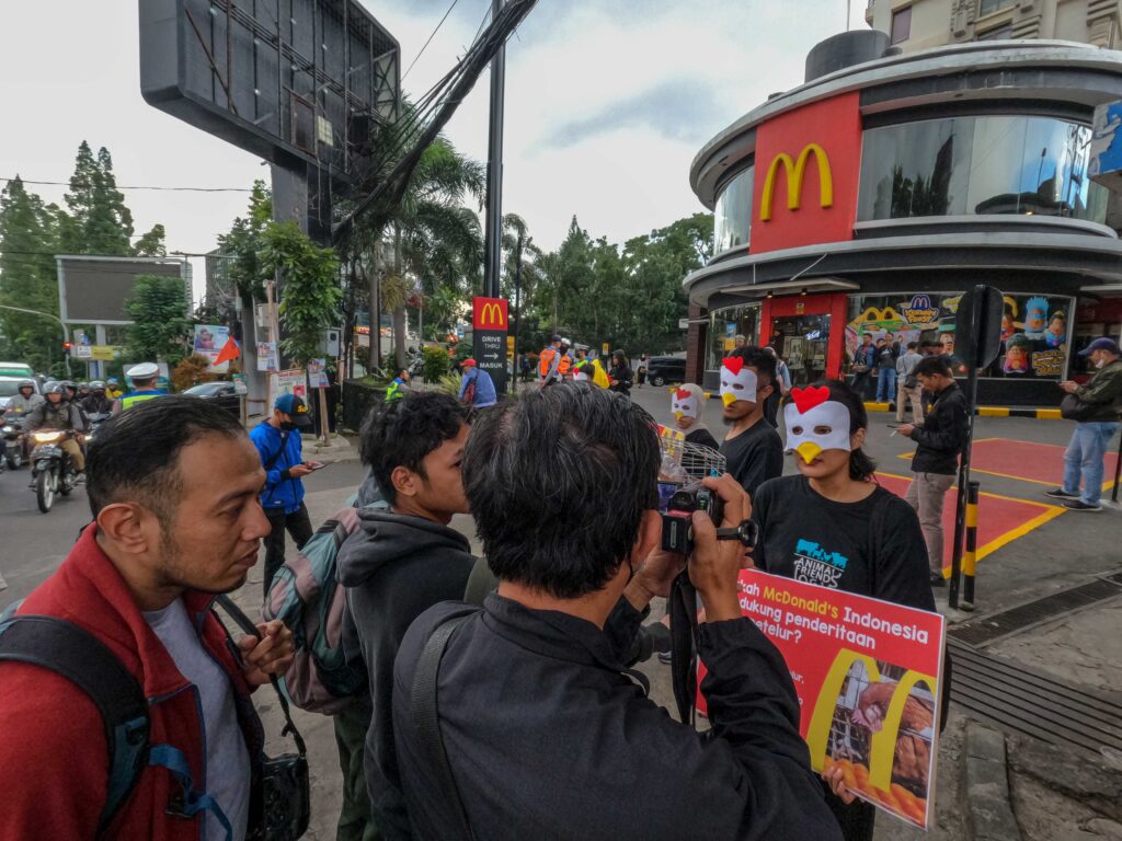 Rangkaian Aksi Lima Kota: Animal Friends Jogja Gelar Aksi di Bandung, Desak McDonald’s Segera Rilis Komitmen Bebas Sangkar