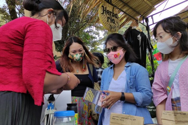 Sosialisasi Kampanye ‘Indonesia Bebas Kandang Baterai’ oleh Animal Friends Jogja di Pasar Wiguna