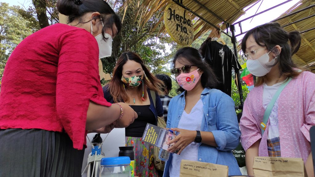 Sosialisasi Kampanye ‘Indonesia Bebas Kandang Baterai’ oleh Animal Friends Jogja di Pasar Wiguna