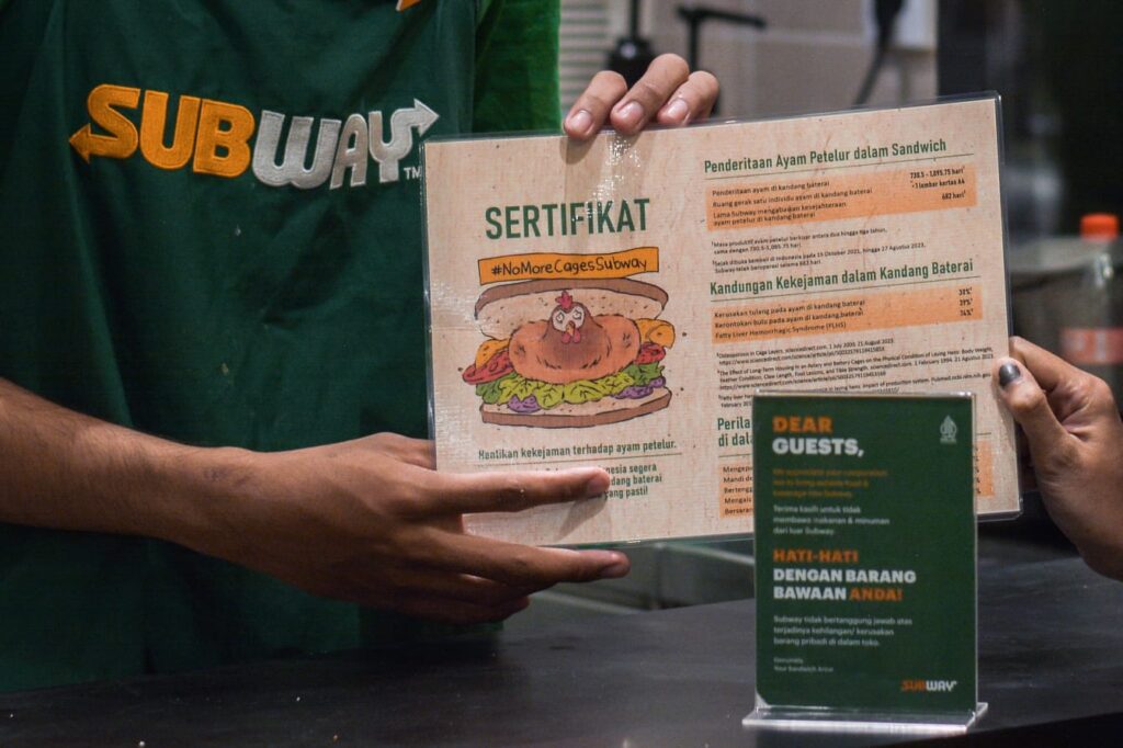 Aktivis Perlindungan Hewan Lakukan Aksi di Tujuh Kota di Indonesia untuk Desak Subway Penuhi Komitmen Bebas Kandang Baterai