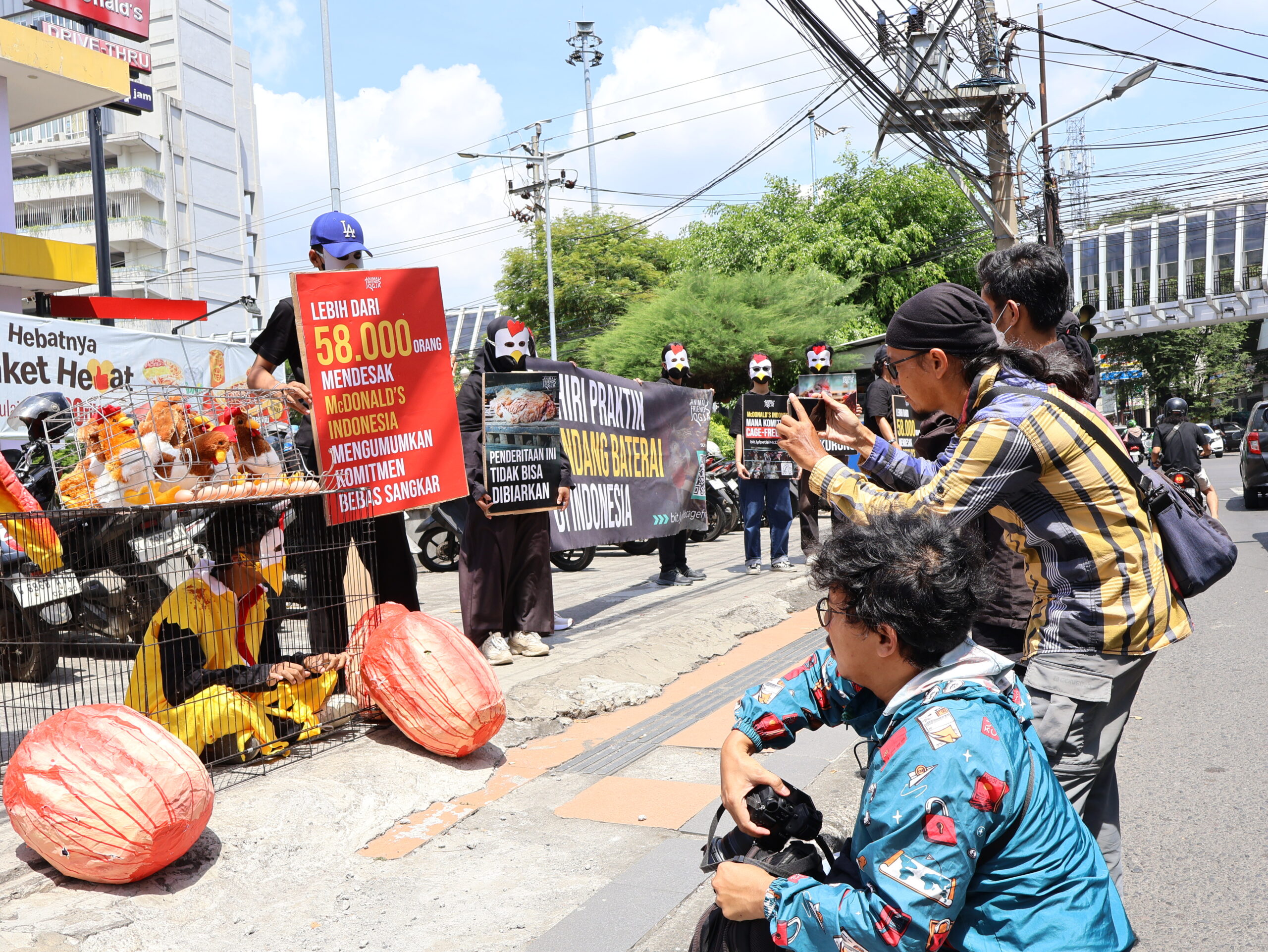 “Penjara di Balik Menu”: AFJ Desak McDonald’s Indonesia Tetapkan Komitmen Cage-Free Nasional