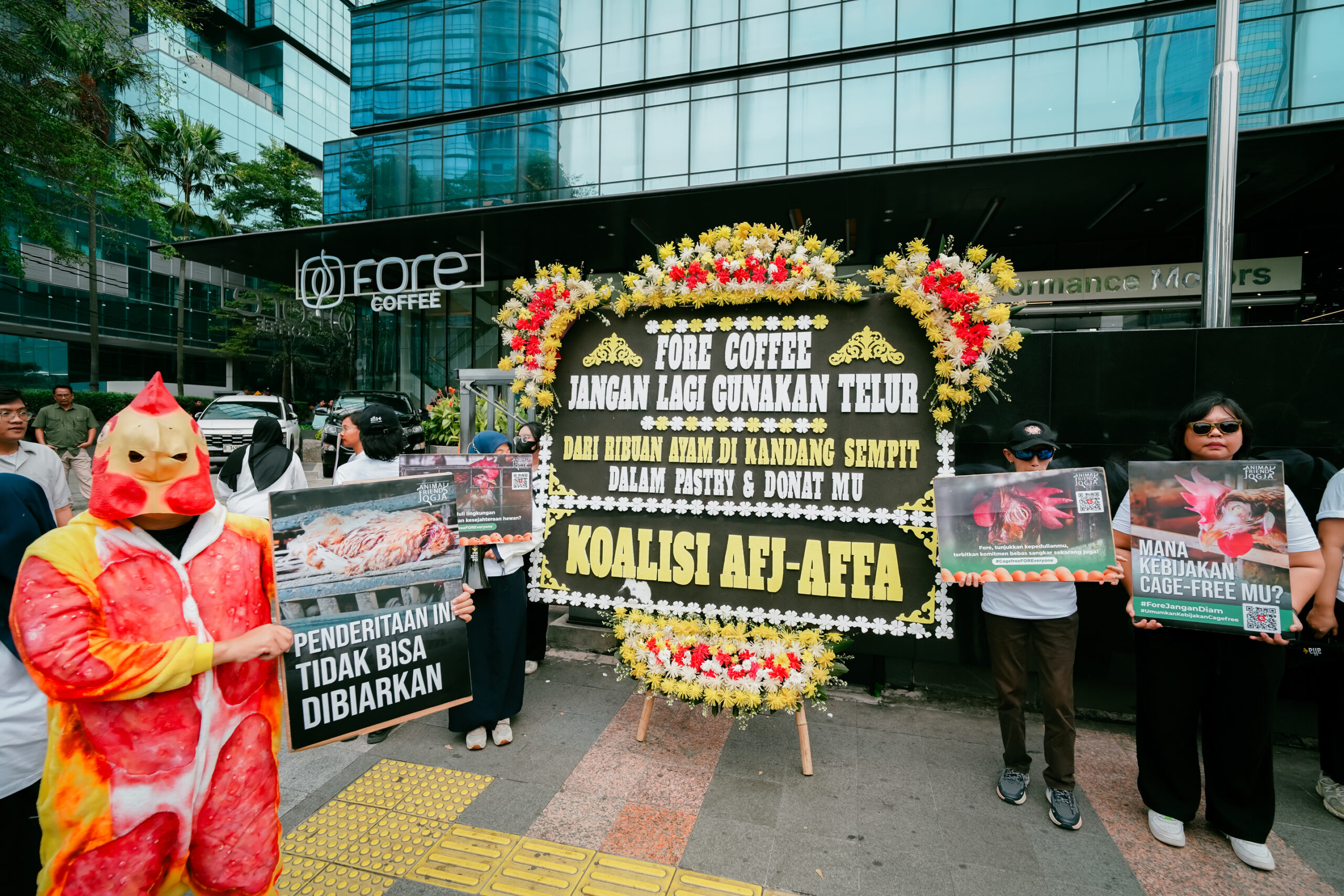 Fore Coffee Tolak Transisi Cage-Free, Koalisi AFJ–AFFA Kirim Karangan Bunga Duka Cita Sebagai Simbol Keprihatinan